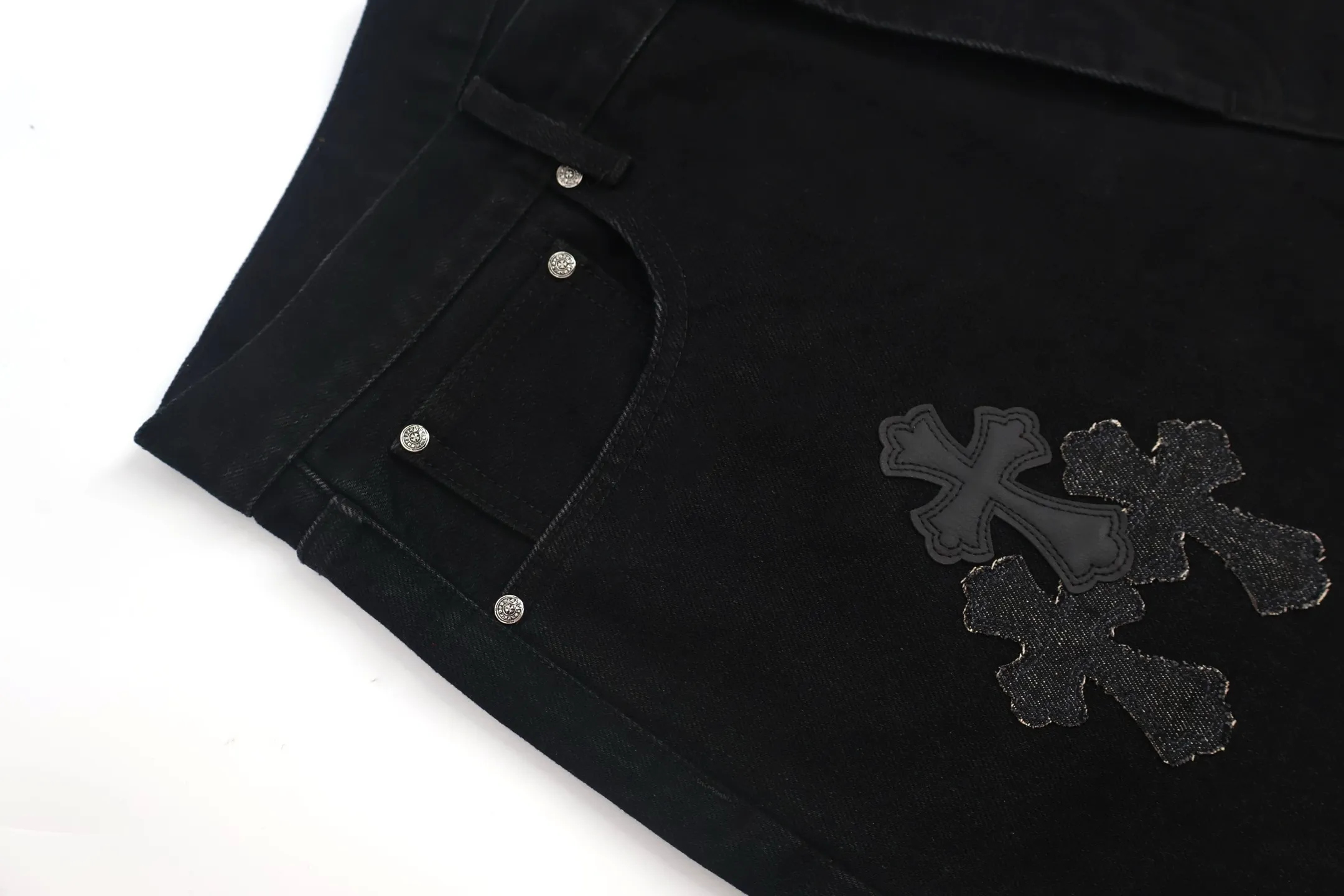 🅿️800 [Exclusive supply] CH Crow Heart Cow King Jeans (Black) Use genuine levis502 as the base plate. Purchase the original version at 5W. Heavy washing, frayed and distressed, customized cowhide cross. After dyeing, it will be fixed and will not fade. Fully right-angle fit hand embroidery thread, a total of 5 small silver nails on the whole body, 1 silver medal, 5 Cross Scout flower buttons. The silver content is 85%. It is not made of 925 silver because the silver content is too high and it will easily turn black and oxidize, which affects the appearance. The printing adopts the garment screen water slurry printing process. Size:32/34/36/38